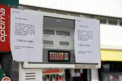 Imagen de una estación de servicio anunciando a los clientes el nuevo horario con motivo de esta crisis.