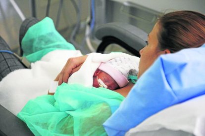 Un nadó amb la seua mare a l'hospital Arnau de Vilanova de Lleida.