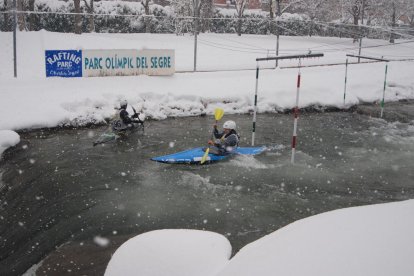 La nevada del pasado miércoles dejó grosores de hasta 30 centímetros en el Parc del Segre, donde la actividad piragüista no se detuvo.