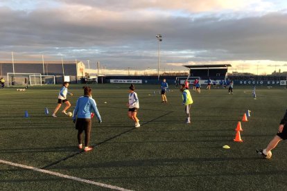 La plantilla del AEM durante el entrenamiento en el Recasens.