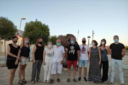 El artista Josep Vall Borda, en el centro con camisa blanca, con autoridades y familiares.