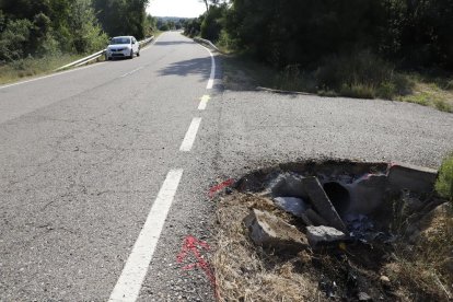 El cotxe que conduïa l’home va impactar contra aquesta arqueta.