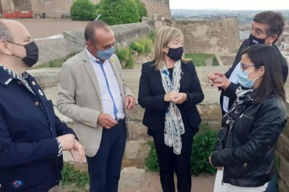 L’alcalde, Miquel Pueyo, amb la consellera en funcions, Àngels Ponsa, a la zona afectada.