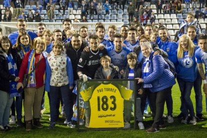 Raúl González lluita per la pilota a la banda amb un futbolista de l’Eixea.