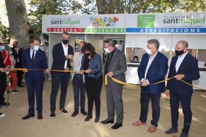 La consellera de Agricultura, Teresa Jordà, junto al resto de autoridades en el momento de cortar la cinta e inaugurar la Fira de Sant Miquel.