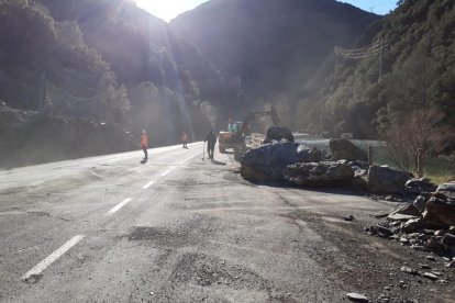 Roques al peu de la carretera C-13 en el primer despreniment que va tenir lloc ahir a Llavorsí.