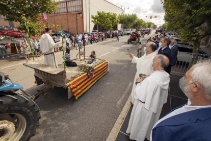 Los jóvenes diseñan cada año en una carroza la estampa de un exvoto del museo del santuario. Los peregrinos dan tres vueltas al altar de las reliquias del santo.