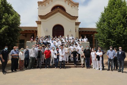 Compañeros del doctor Francesc Abella le sorprendieron ayer con una fiesta de despedida celebrada en los jardines del hospital Santa Maria de Lleida. 