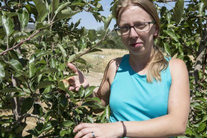 Maria Casoliva, a la seua explotació del Mas Pinyol a Sanaüja.