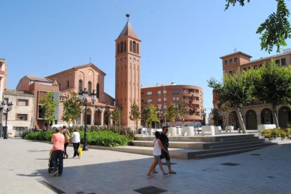 Imagen de archivo de este verano de la iglesia parroquial de Mollerussa. 