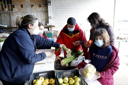 Muchas familias aprovecharon el domingo para acudir a L’Horta y comprar productos.