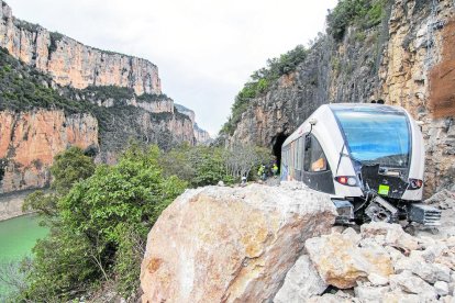 La retirada del tren dañado el pasado 19 de marzo.