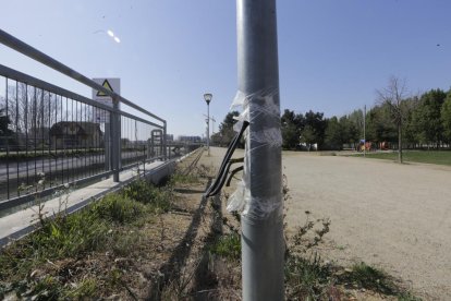 Una farola con los cables arrancados en la avenida La Canadenca.