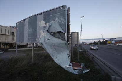 Imagen de un cartel arrancado por el viento en la LL-11.