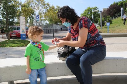 La madre Laia Mascarella y su hijo Lleïr intervenido en el Vall d’Hebron.