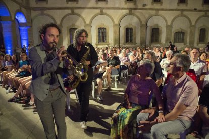 Els patis de la Universitat es van omplir del color dels anys 20.