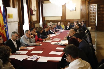 Un moment de la reunió, amb el subdelegat, una trentena d’alcaldes i les organitzacions agràries.