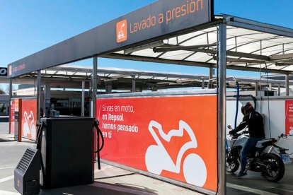 Repsol ha implantant en 25 estacions de serveis de la seua xarxa pròpia Moto Stop, una iniciativa pionera a Espanya.