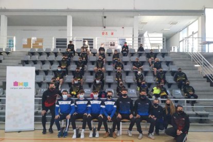 Jugadores y técnicos del Alcoletge junto a los participantes.