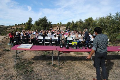 Un momento de la presentación del nuevo aceite de La Granadella en un entorno rodeado de olivos.