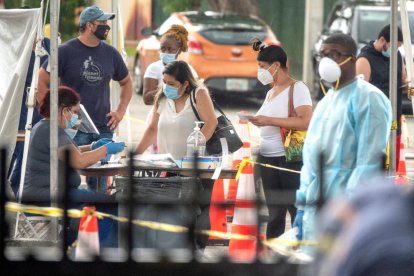 Colas para efectuar pruebas PCR en North Miami, Florida