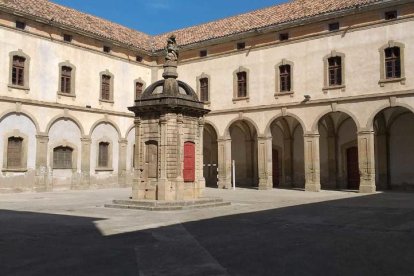 Los patios de la Universidad de Cervera.