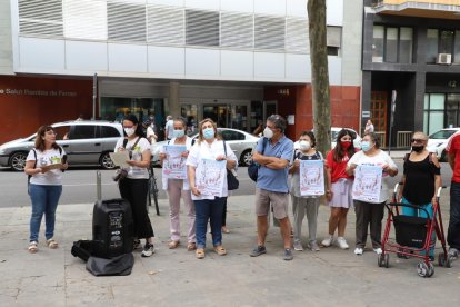 Protesta ayer en la Atención Primaria en los ambulatorios de Rambla Ferran, a la izquierda, y de Tàrrega, a la derecha.