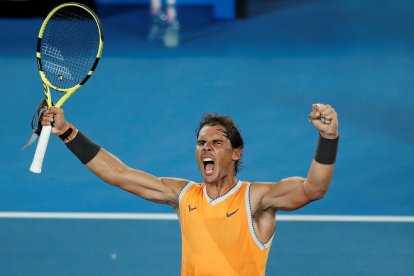 Nadal celebra su triunfo ante Tsitsipas.