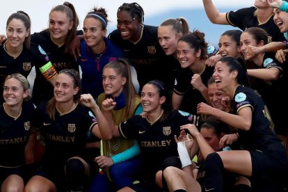 Las jugadoras azulgranas posan eufóricas tras conseguir el pase a la ronda de semifinales de la Liga de Campeones.