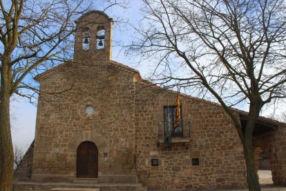 Imagen del interior de la ermita de la Mare de Déu de Solés de Tiurana (izquierda) y una vista del exterior del templo. 