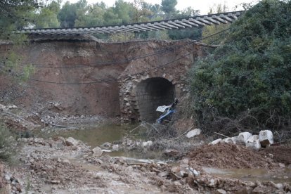 Imatge d’arxiu del tram de la via del tren de la costa que va quedar penjant a Vinaixa després de les inundacions del 22 d’octubre.