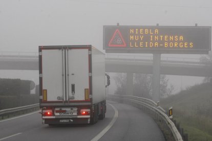 Imatge d’arxiu d’un cartell a l’AP-2 que adverteix de boira intensa entre Lleida i les Borges.