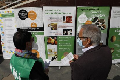 Exposición de la AECC Lleida sobre la prevención del cáncer de colon en la plaza Ricard Viñes.