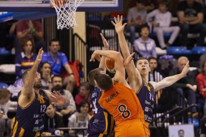 Chapela, defendido por hasta tres jugadores del Oviedo.