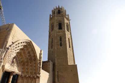 La restauración de la Porta dels Apòstols y el campanario de la Seu Vella no acusó la pandemia.