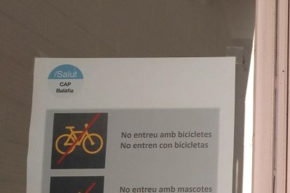 Cartel  -  La semana pasada el CAP de Balàfia colgó este cartel que prohibe la entrada de bicis, patinetes y perros.