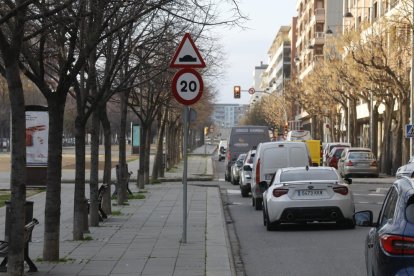 Tram senyalitzat per reduir la velocitat a Corregidor Escofet.