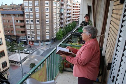 Gemma Naranjo i Montserrat Virgili cantant ‘El Virolai’ des dels seus balcons a Martín Ruano.