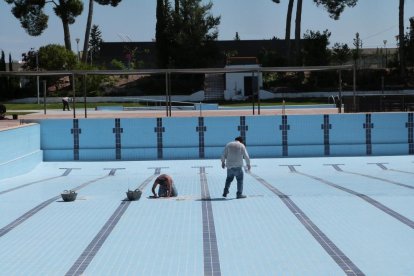 Mantenimiento en las piscinas de Les Borges Blanques.