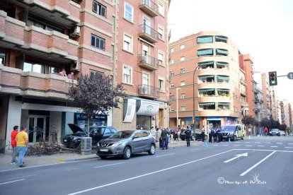 Vista de uno de los coches accidentados en Príncep de Viana. 