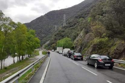 Les obres a la C-13 van provocar ahir retencions. Al fons, l’esllavissada.