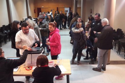 Cua per votar a les primàries de les Borges Blanques.