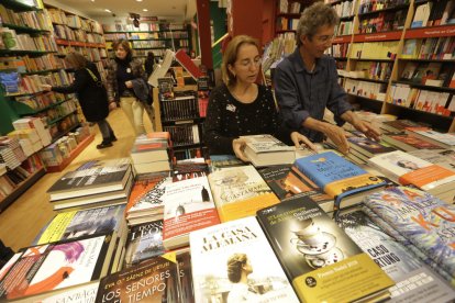 La librería Caselles de Lleida, uno de los comercios adheridos.