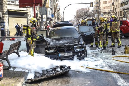 El coche quedó completamente calcinado, a pesar de los esfuerzos de los Bomberos.  