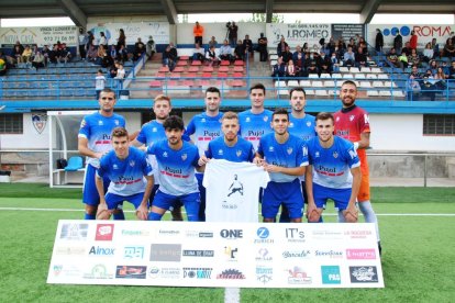 Los jugadores del Mollerussa tuvieron ayer un detalle con su compañero Moró, lesionado de gravedad.