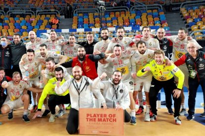 La selecció espanyola celebra el triomf sobre França i la quarta medalla mundialista de la història.