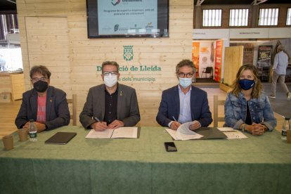 Joan Talarn y Xavier Caufapé firmaron el convenio ayer en el marco de la Fira de Sant Miquel.