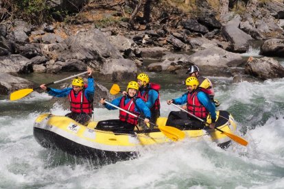 Imagen de un grupo de turistas durante una bajada de rafting ayer por la mañana en el Noguera Pallaresa. 