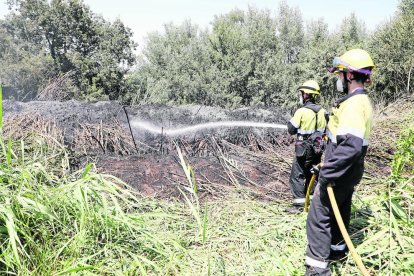 Imagen de la extinción del incendio ayer.