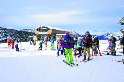 Imatge d’alguns dels esquiadors que van estrenar ahir la temporada d’hivern a Baqueira.